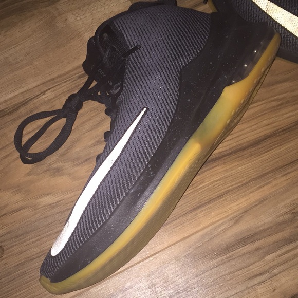 Woman’s Nike basketball shoes - Picture 2 of 4